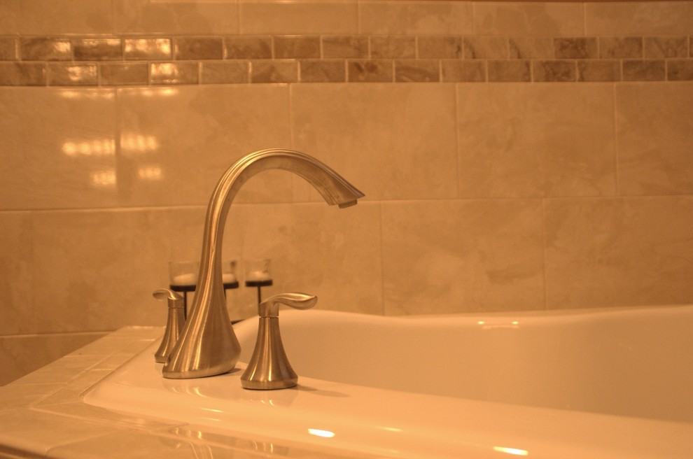 Inspiration för ett mellanstort vintage en-suite badrum, med granitbänkskiva, ett hörnbadkar, en öppen dusch, beige kakel, keramikplattor och klinkergolv i keramik