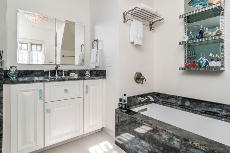 Idéer för ett litet klassiskt svart en-suite badrum, med luckor med upphöjd panel, vita skåp, ett platsbyggt badkar, vita väggar, klinkergolv i porslin, ett undermonterad handfat, granitbänkskiva och vitt golv