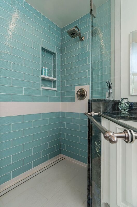 Kleines Klassisches Badezimmer En Suite mit bodengleicher Dusche, blauen Fliesen, Glasfliesen, weißer Wandfarbe, Keramikboden, Granit-Waschbecken/Waschtisch, weißem Boden, Falttür-Duschabtrennung und schwarzer Waschtischplatte in Indianapolis