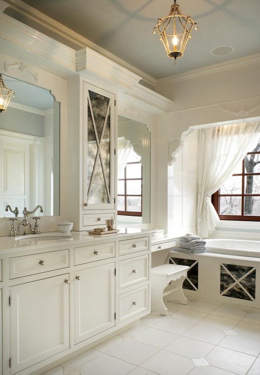 Idéer för ett mycket stort klassiskt vit en-suite badrum, med ett undermonterad handfat, möbel-liknande, vita skåp, ett badkar i en alkov, vit kakel, keramikplattor, blå väggar, klinkergolv i keramik, bänkskiva i kvartsit och vitt golv
