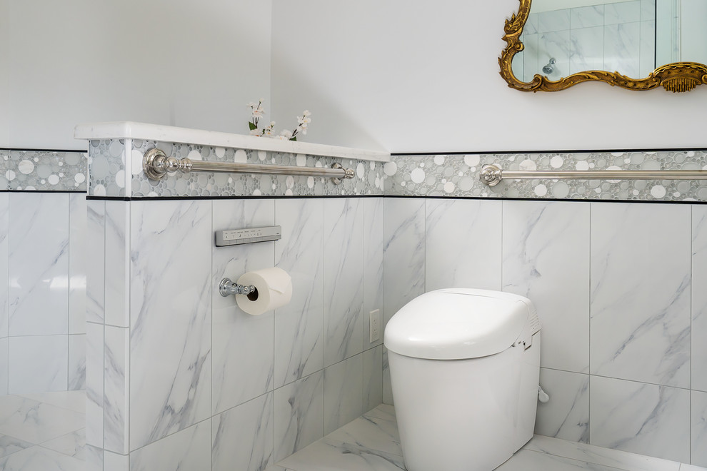 Idéer för att renovera ett stort funkis vit vitt en-suite badrum, med luckor med upphöjd panel, grå skåp, en öppen dusch, en toalettstol med hel cisternkåpa, vit kakel, keramikplattor, vita väggar, klinkergolv i keramik, ett undermonterad handfat, bänkskiva i kvarts, vitt golv och med dusch som är öppen