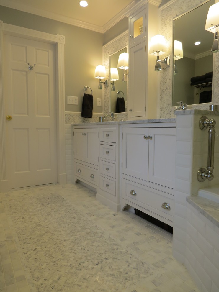 Inspiration för ett mellanstort vintage en-suite badrum, med ett undermonterad handfat, luckor med profilerade fronter, vita skåp, marmorbänkskiva, ett badkar i en alkov, en kantlös dusch, en vägghängd toalettstol, mosaik, grå väggar, marmorgolv och vit kakel
