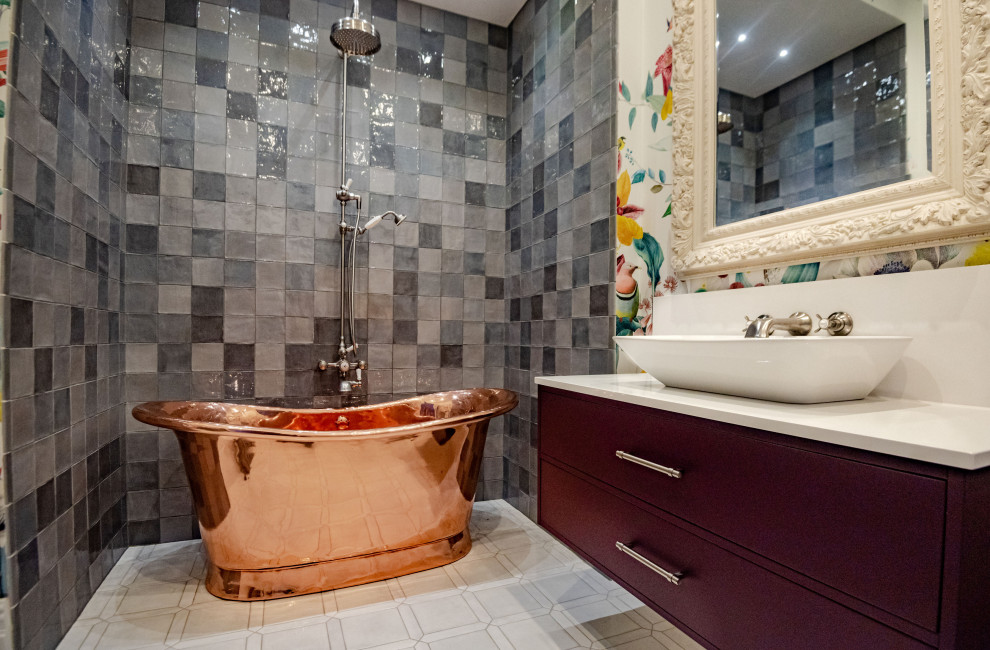 На фото: большая детская ванная комната в современном стиле с фиолетовыми фасадами, отдельно стоящей ванной, душем над ванной, мраморной столешницей, тумбой под одну раковину, напольной тумбой и обоями на стенах с