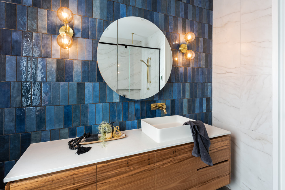 Источник вдохновения для домашнего уюта: главная ванная комната в современном стиле с столешницей из искусственного кварца, белой столешницей, плоскими фасадами, фасадами цвета дерева среднего тона, душем в нише, синей плиткой и настольной раковиной