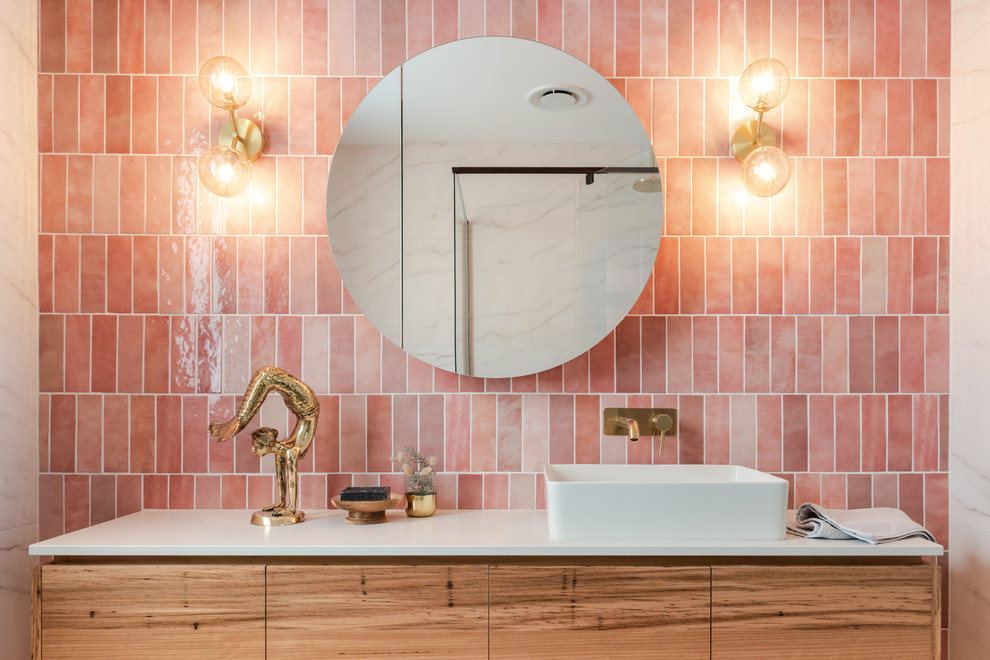 Diseño de cuarto de baño moderno con aseo y ducha, encimera de cuarzo compacto y encimeras blancas