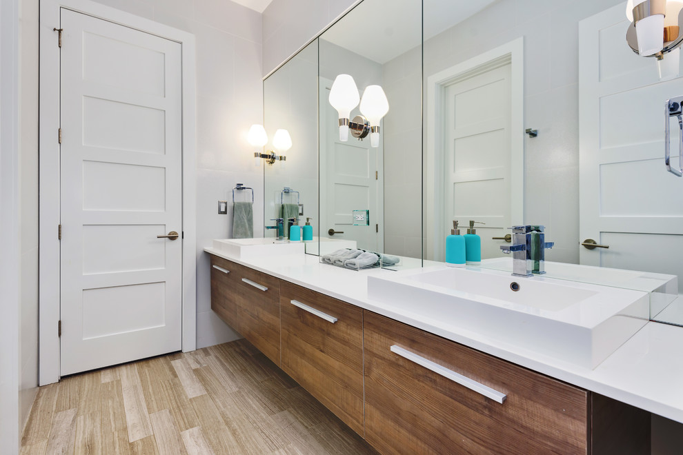 Modernes Duschbad mit flächenbündigen Schrankfronten, hellbraunen Holzschränken, weißen Fliesen, weißer Wandfarbe, braunem Holzboden, Aufsatzwaschbecken und braunem Boden in Chicago
