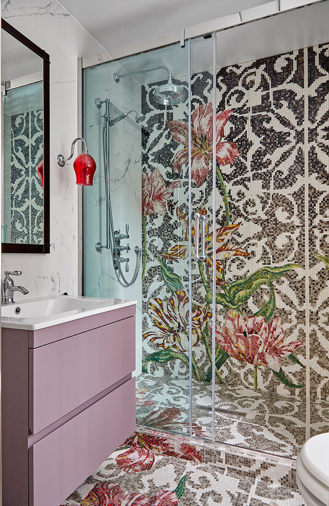 Stilmix Duschbad mit flächenbündigen Schrankfronten, lila Schränken, Duschnische, farbigen Fliesen, Mosaikfliesen, Mosaik-Bodenfliesen, buntem Boden und Schiebetür-Duschabtrennung in London