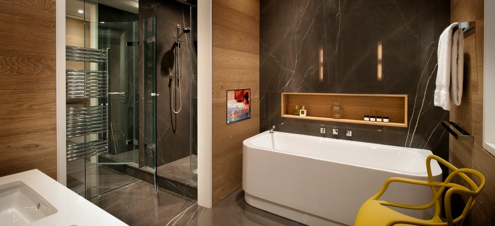 Mittelgroßes Modernes Badezimmer En Suite mit Trogwaschbecken, freistehender Badewanne, Duschnische, Wandtoilette, braunen Fliesen und Steinfliesen in London