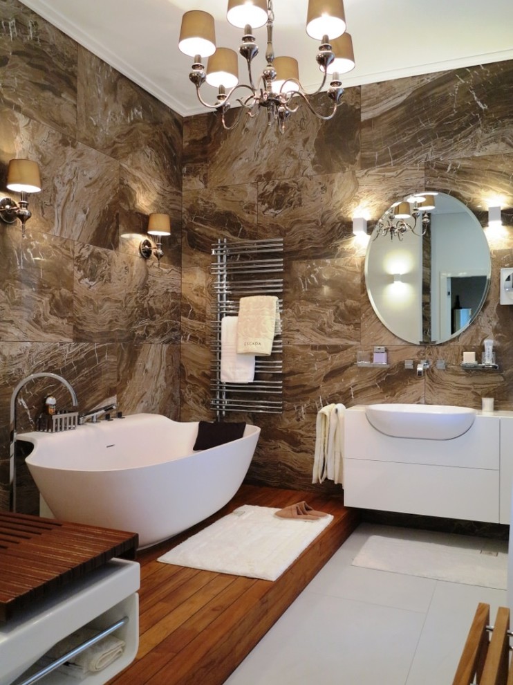 バレンシアにあるラグジュアリーな広いコンテンポラリースタイルのおしゃれなマスターバスルーム (フラットパネル扉のキャビネット、白いキャビネット、置き型浴槽、シャワー付き浴槽	、茶色い壁、アンダーカウンター洗面器) の写真