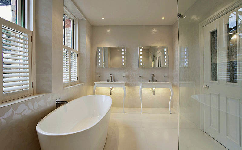 Diseño de cuarto de baño principal actual grande con lavabo tipo consola, bañera exenta, combinación de ducha y bañera, baldosas y/o azulejos blancos, baldosas y/o azulejos de porcelana y suelo de baldosas de porcelana