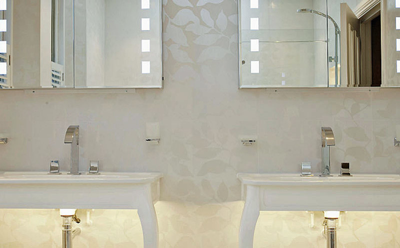 Large contemporary ensuite bathroom in London with a pedestal sink, beige tiles, porcelain tiles and porcelain flooring.