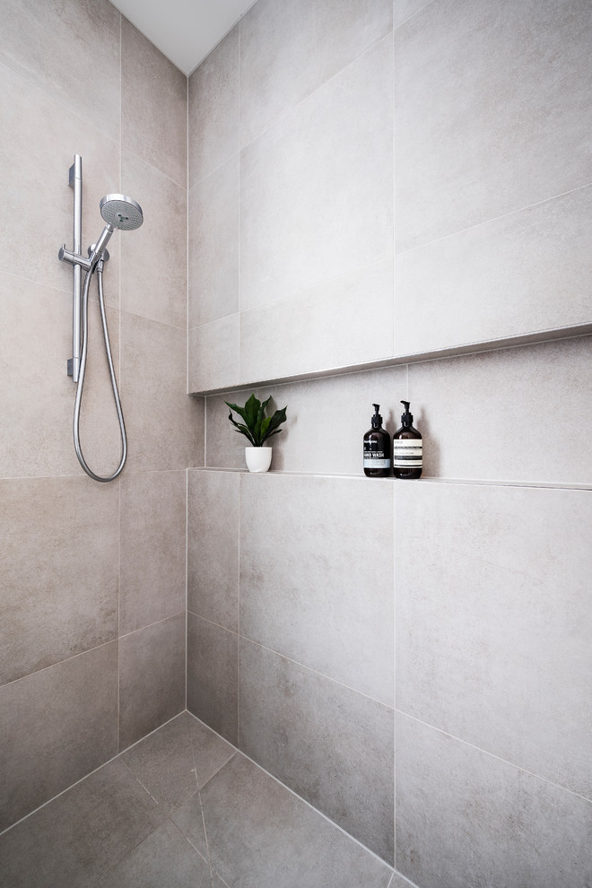 Esempio di una stanza da bagno minimal di medie dimensioni con doccia aperta e doccia aperta