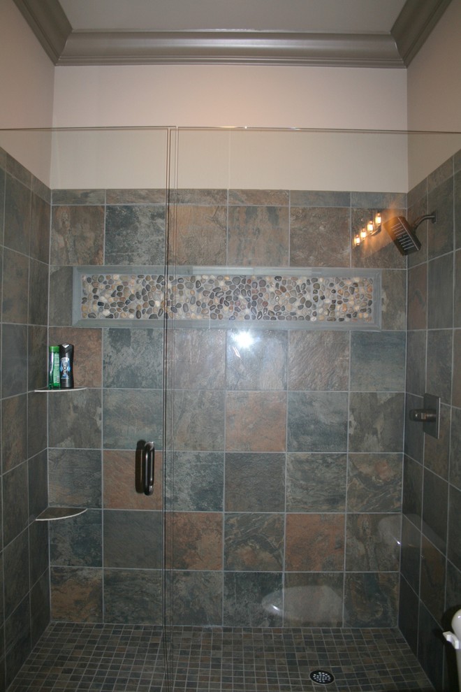 Mittelgroßes Klassisches Duschbad mit Granit-Waschbecken/Waschtisch, offener Dusche, Wandtoilette mit Spülkasten, farbigen Fliesen, Porzellanfliesen, beiger Wandfarbe und Porzellan-Bodenfliesen in Atlanta