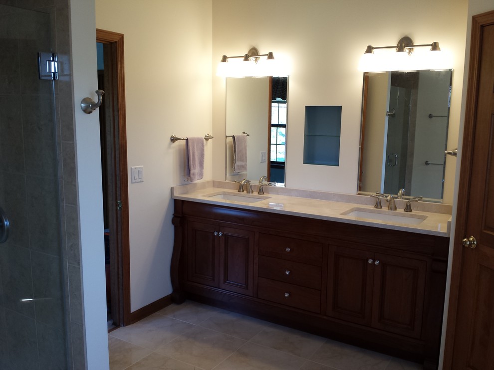 Idéer för mellanstora vintage badrum med dusch, med luckor med infälld panel, bruna skåp, beige kakel, vita väggar, klinkergolv i keramik, bänkskiva i kvarts och beiget golv