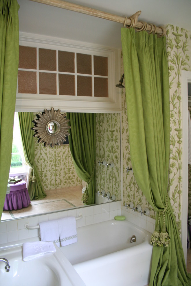 Пример оригинального дизайна: главная ванная комната среднего размера в стиле фьюжн с ванной в нише, душем над ванной, унитазом-моноблоком, белой плиткой, керамогранитной плиткой, зелеными стенами, полом из керамической плитки, раковиной с пьедесталом и мраморной столешницей
