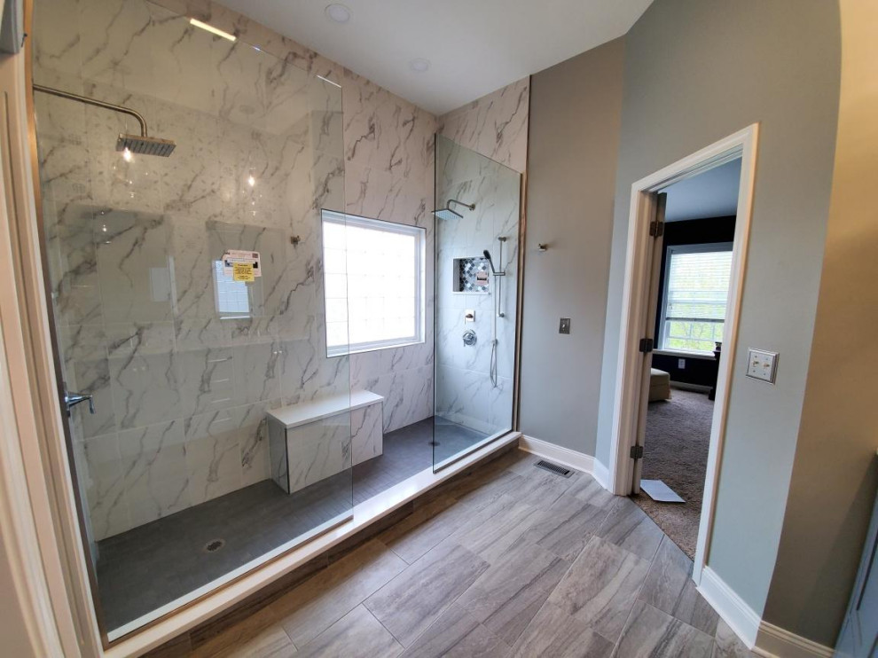 Klassisk inredning av ett mellanstort grå grått en-suite badrum, med luckor med upphöjd panel, grå skåp, en öppen dusch, svart och vit kakel, keramikplattor, grå väggar, klinkergolv i keramik, ett undermonterad handfat, grått golv och med dusch som är öppen