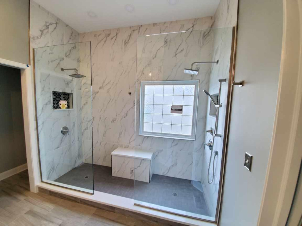 На фото: главная ванная комната среднего размера в стиле неоклассика (современная классика) с фасадами с выступающей филенкой, серыми фасадами, открытым душем, черно-белой плиткой, керамической плиткой, серыми стенами, полом из керамической плитки, врезной раковиной, серым полом, открытым душем, серой столешницей, сиденьем для душа, тумбой под две раковины и напольной тумбой