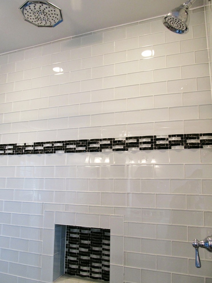На фото: большая главная ванная комната в современном стиле с фасадами с декоративным кантом, отдельно стоящей ванной, черно-белой плиткой, плиткой кабанчик, серыми стенами, полом из керамогранита и столешницей из гранита