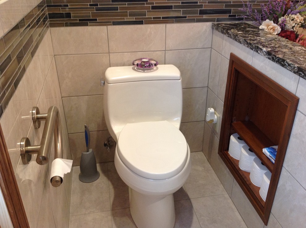Klassisk inredning av ett stort en-suite badrum, med luckor med upphöjd panel, skåp i mellenmörkt trä, ett platsbyggt badkar, beige kakel, keramikplattor, grå väggar, klinkergolv i keramik, ett undermonterad handfat, granitbänkskiva, beiget golv och en toalettstol med hel cisternkåpa