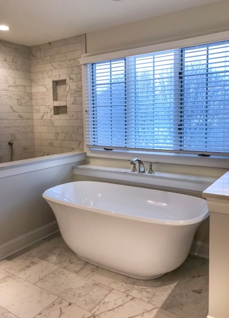 Immagine di una stanza da bagno padronale design con vasca giapponese, doccia aperta, piastrelle beige, pareti beige, pavimento beige e doccia aperta