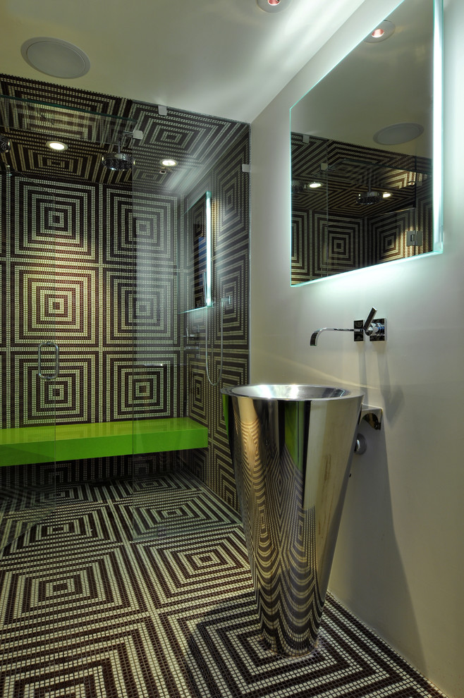 Пример оригинального дизайна: ванная комната в современном стиле с раковиной с пьедесталом, душем без бортиков и разноцветной плиткой