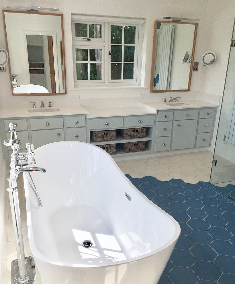 Großes Modernes Badezimmer mit freistehender Badewanne, blauen Fliesen, Zementfliesen, Waschtischkonsole und Quarzit-Waschtisch in Sonstige