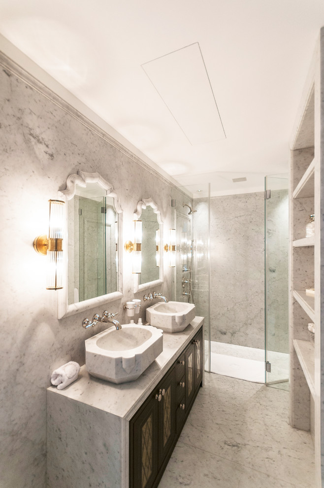 Пример оригинального дизайна: ванная комната в классическом стиле с стеклянными фасадами, инсталляцией, белой плиткой, мраморной плиткой, серыми стенами, мраморной столешницей, серым полом, открытым душем и белой столешницей
