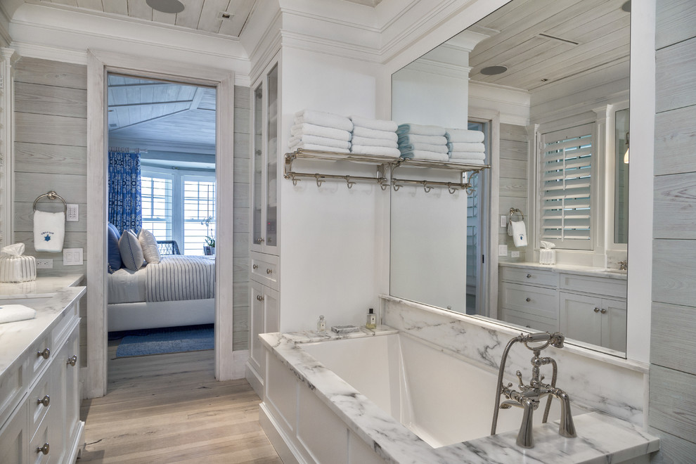 Свежая идея для дизайна: большая главная ванная комната в классическом стиле с врезной раковиной, фасадами с утопленной филенкой, белыми фасадами, угловой ванной, серыми стенами и светлым паркетным полом - отличное фото интерьера