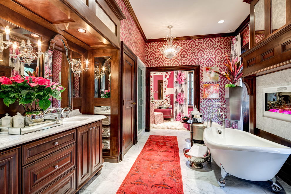 Idéer för att renovera ett vintage en-suite badrum, med luckor med upphöjd panel, ett badkar med tassar, marmorgolv, marmorbänkskiva, skåp i mörkt trä, flerfärgade väggar och ett undermonterad handfat