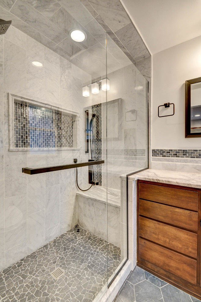 Imagen de cuarto de baño tradicional renovado de tamaño medio con baldosas y/o azulejos grises, baldosas y/o azulejos de mármol, lavabo bajoencimera, encimera de mármol, ducha con puerta con bisagras y encimeras grises