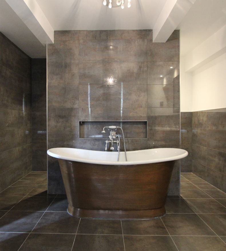 Esempio di un'ampia stanza da bagno padronale moderna con vasca freestanding, WC sospeso, piastrelle grigie, piastrelle in gres porcellanato, pareti grigie e pavimento in gres porcellanato