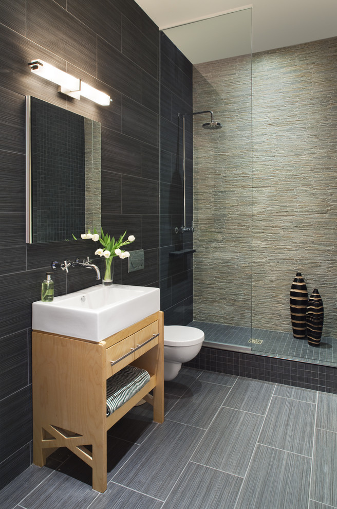 На фото: ванная комната в современном стиле с открытым душем, открытым душем и акцентной стеной с