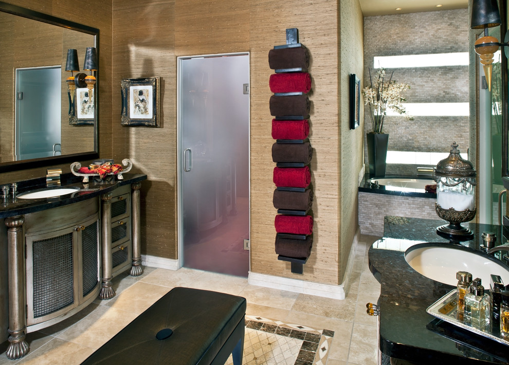 Bild på ett mellanstort amerikanskt en-suite badrum, med luckor med infälld panel, skåp i slitet trä, ett undermonterat badkar, våtrum, beige kakel, porslinskakel, beige väggar, klinkergolv i porslin, ett undermonterad handfat, granitbänkskiva, beiget golv och dusch med gångjärnsdörr