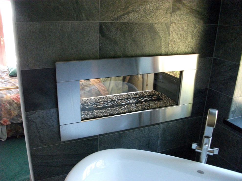 Exempel på ett mellanstort modernt en-suite badrum, med öppna hyllor, skåp i mellenmörkt trä, ett fristående badkar, en hörndusch, grå kakel, skifferkakel, grå väggar, skiffergolv, ett fristående handfat, bänkskiva i täljsten, grått golv och med dusch som är öppen