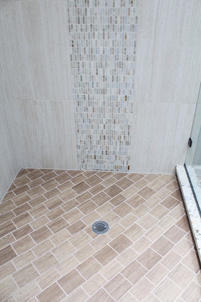 Esempio di una stanza da bagno padronale moderna con vasca freestanding, doccia ad angolo, piastrelle beige, piastrelle in pietra, top in granito, porta doccia a battente e top bianco