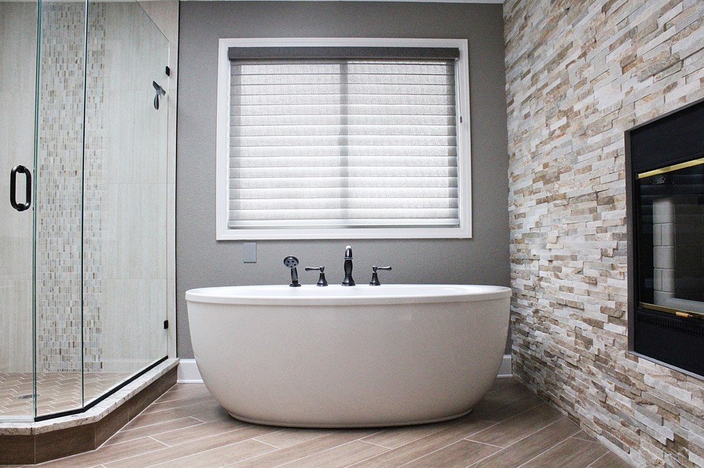 Ejemplo de cuarto de baño principal minimalista grande con bañera exenta, suelo de baldosas de porcelana y suelo beige
