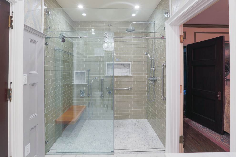 Пример оригинального дизайна: главная ванная комната среднего размера в стиле неоклассика (современная классика) с фасадами островного типа, белыми фасадами, душем в нише, раздельным унитазом, серыми стенами, полом из керамической плитки, врезной раковиной, мраморной столешницей, белым полом и душем с распашными дверями