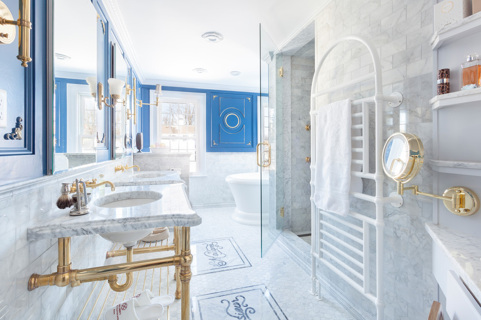 Идея дизайна: главная ванная комната в викторианском стиле с отдельно стоящей ванной, душем в нише, белой плиткой, мраморной плиткой, синими стенами, белым полом, душем с распашными дверями, белой столешницей, консольной раковиной, мраморной столешницей и тумбой под две раковины