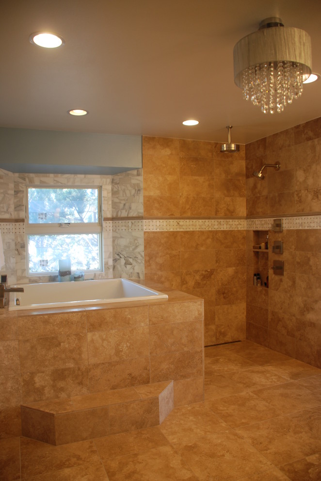 Inredning av ett klassiskt mellanstort en-suite badrum, med ett väggmonterat handfat, möbel-liknande, skåp i mörkt trä, granitbänkskiva, ett japanskt badkar, en öppen dusch, en vägghängd toalettstol, beige kakel, tunnelbanekakel, vita väggar och travertin golv