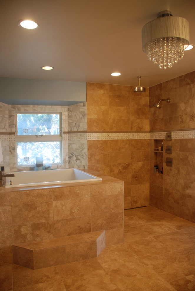 Aménagement d'une salle de bain principale classique en bois foncé de taille moyenne avec un lavabo suspendu, un placard en trompe-l'oeil, un plan de toilette en granite, un bain japonais, une douche ouverte, WC suspendus, un carrelage beige, un carrelage métro, un mur blanc et un sol en travertin.