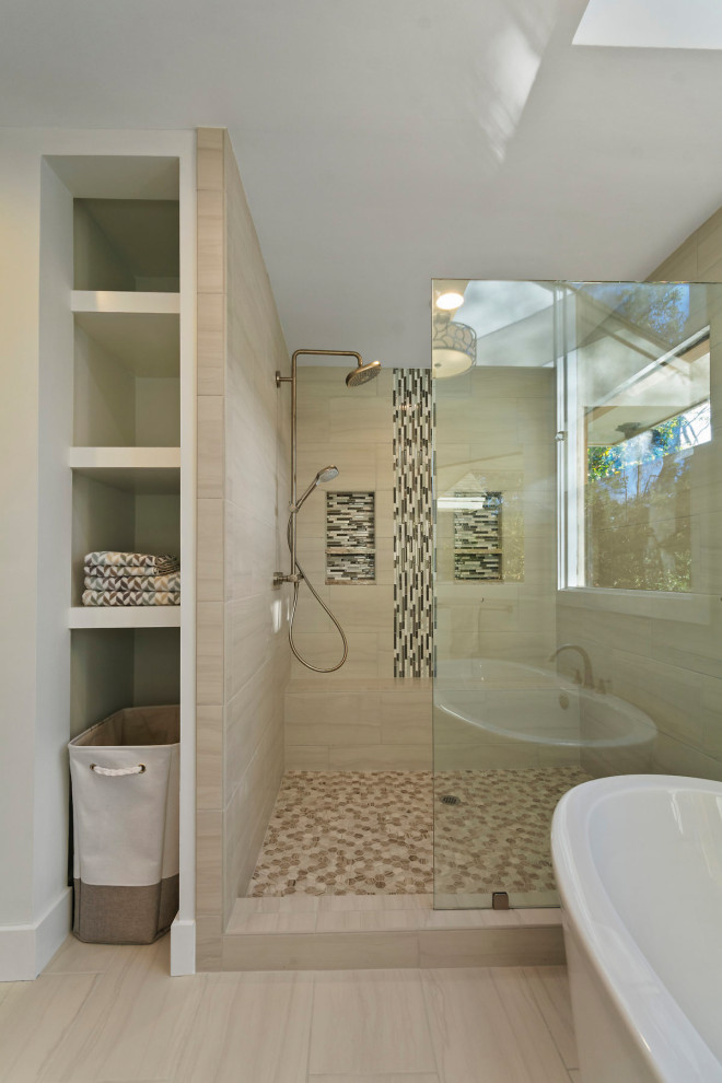 Idéer för stora vintage grått en-suite badrum, med ett fristående badkar, en dusch i en alkov, en toalettstol med hel cisternkåpa, flerfärgad kakel, keramikplattor, vita väggar, ett undermonterad handfat, bänkskiva i kvarts, beiget golv och med dusch som är öppen
