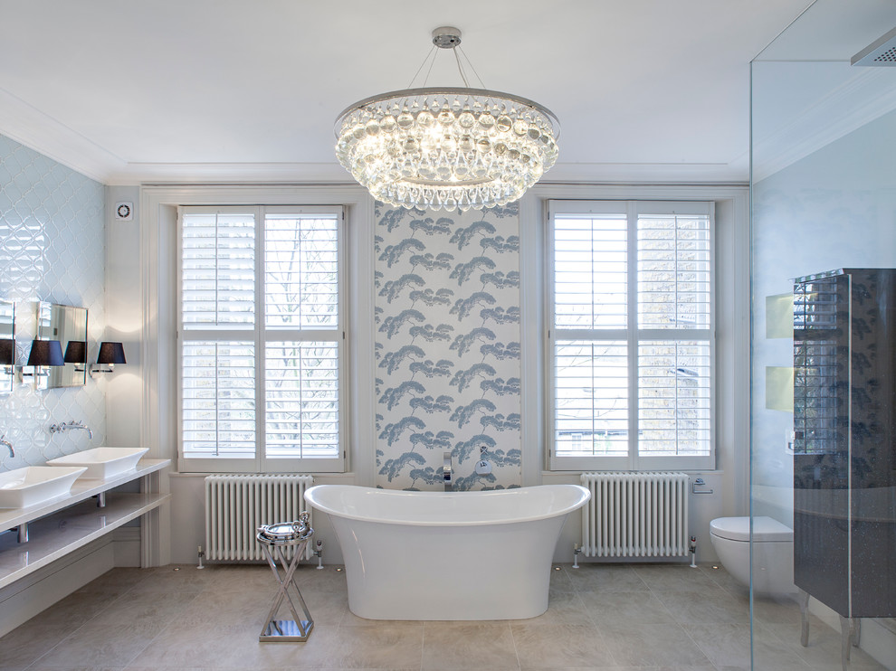 Пример оригинального дизайна: большая ванная комната в стиле неоклассика (современная классика) с настольной раковиной, отдельно стоящей ванной, угловым душем и синей плиткой