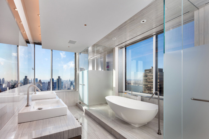 На фото: главная ванная комната в современном стиле с ванной на ножках, открытым душем и серой плиткой