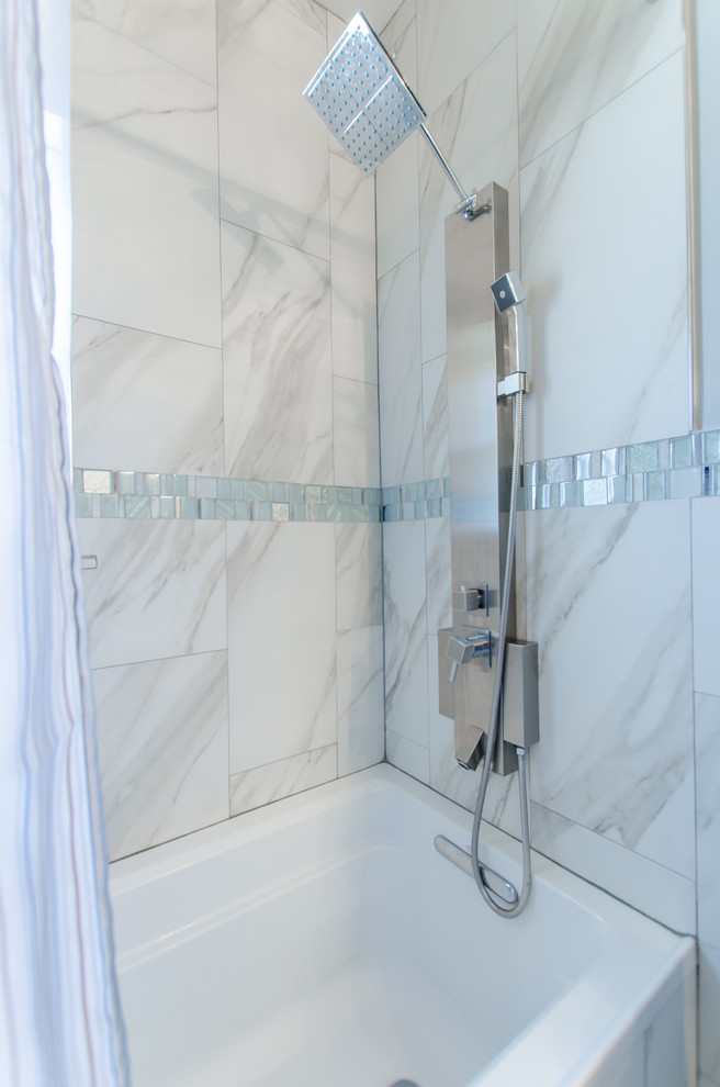 Свежая идея для дизайна: главная ванная комната среднего размера в стиле неоклассика (современная классика) с плоскими фасадами, черными фасадами, ванной в нише, душем над ванной, унитазом-моноблоком, синей плиткой, серой плиткой, белой плиткой, плиткой мозаикой, синими стенами, полом из ламината, монолитной раковиной, серым полом и шторкой для ванной - отличное фото интерьера