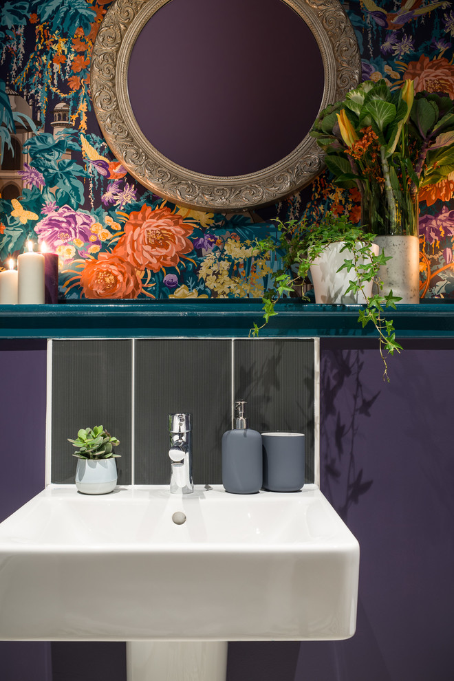 На фото: маленькая детская ванная комната в стиле фьюжн с фиолетовыми стенами и полом из винила для на участке и в саду с