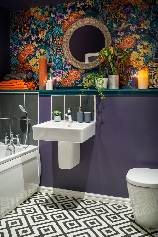 Diseño de cuarto de baño infantil bohemio pequeño con paredes púrpuras y suelo vinílico