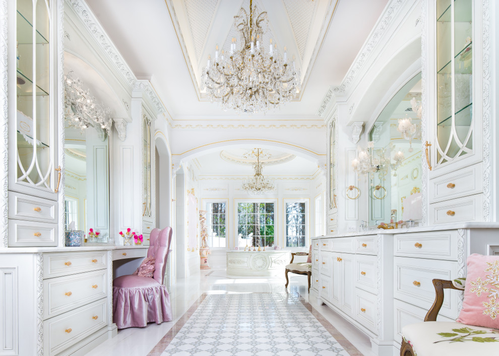 Exempel på ett stort klassiskt vit vitt en-suite badrum, med luckor med infälld panel, vita skåp, ett platsbyggt badkar, vit kakel, marmorkakel, vita väggar, marmorgolv, ett nedsänkt handfat, marmorbänkskiva och vitt golv
