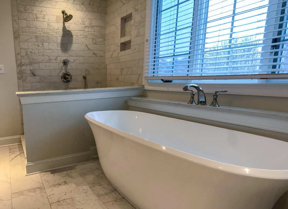 Idee per una stanza da bagno padronale minimal con vasca giapponese, doccia aperta, piastrelle beige e doccia aperta