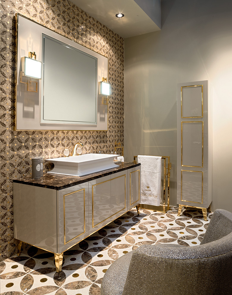 Foto på ett stort vintage en-suite badrum, med ett integrerad handfat, möbel-liknande, grå skåp, marmorbänkskiva, en toalettstol med separat cisternkåpa, flerfärgad kakel, keramikplattor, flerfärgade väggar och klinkergolv i keramik