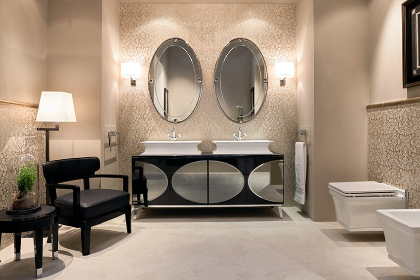 Свежая идея для дизайна: большая главная ванная комната в стиле модернизм с монолитной раковиной, черными фасадами, раздельным унитазом, разноцветными стенами и полом из травертина - отличное фото интерьера